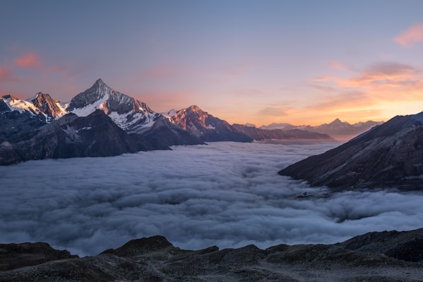 团队在山地进行户外拓展的企业团建场景
